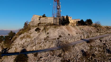 pantokrator, la montaña más alta de la isla de corfú grecia con la luna en segundo plano