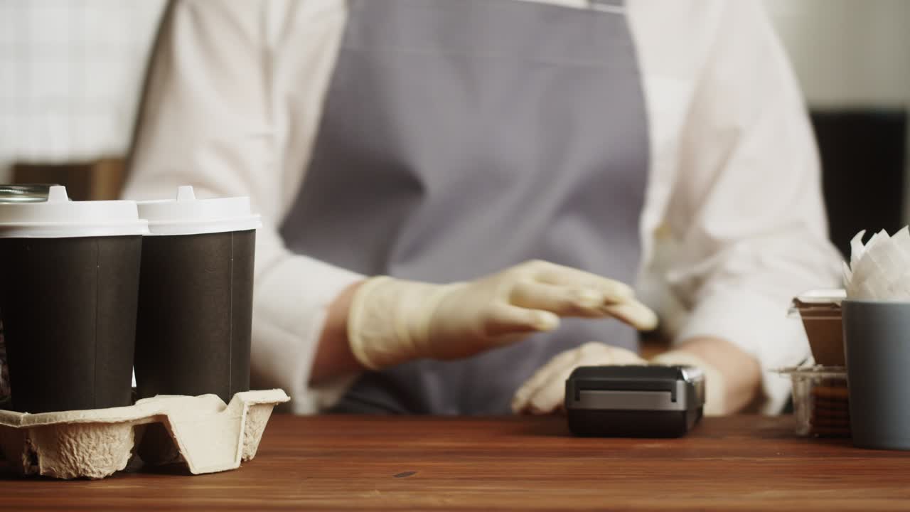 pagar con un primer plano de teléfono inteligente, utilizando la tecnología nfc en un restaurante. el cliente paga por teléfono móvil, tecnología sin contacto, pago sin contacto en una cafetería.