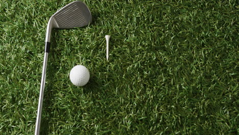 primer plano del club de golf y la pelota en el césped, espacio de copia, cámara lenta