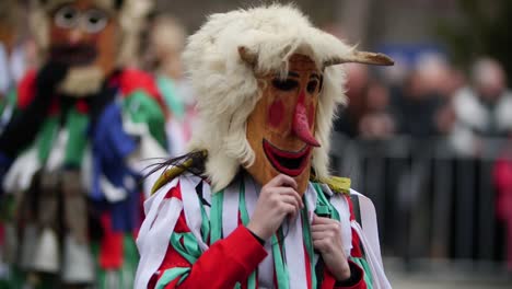 traje de kuker búlgaro con máscara de madera y nariz roja curvada y elementos de la bandera búlgara en el pecho
