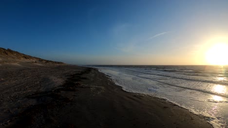 olas de primavera en el océano