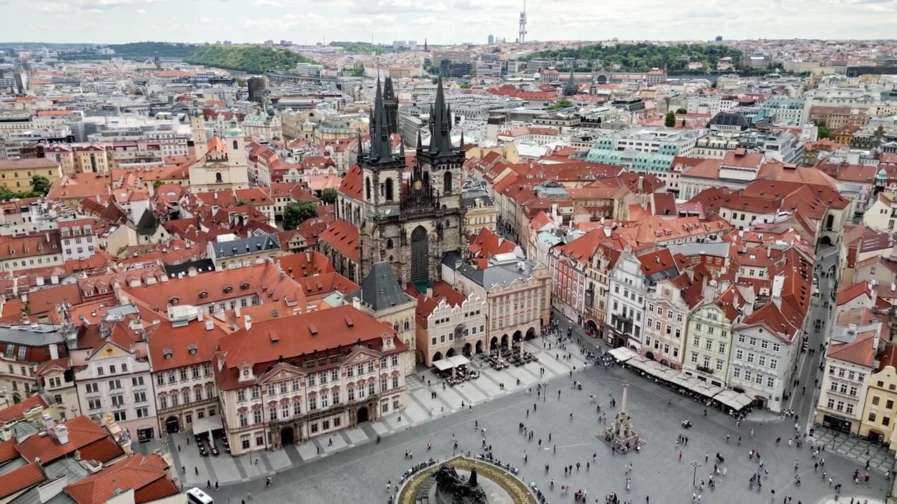 Panoramica con drone della Piazza Principale di Praga 05.