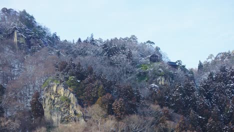 la montaña yamadera en un día de invierno nevado en japón