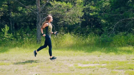 Cu-Joven-Practica-Deportes-Por-La-Mañana-Corre-A-Lo-Largo-De-Un-Bosque-De-Pinos