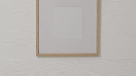⁇ 색 배경 과  ⁇ 색 벽 을 가진 복사 공간 을 가진 나무 프레임