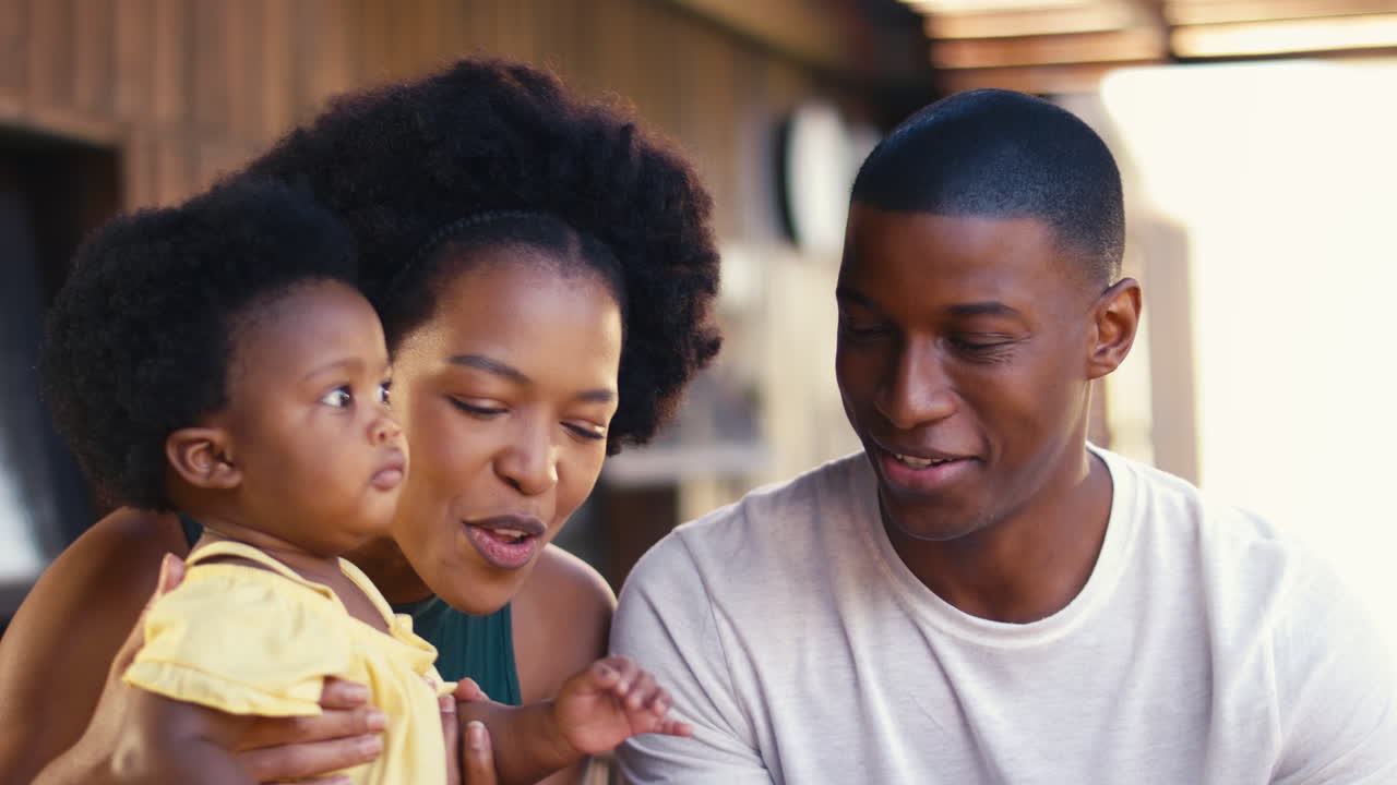 семья была застрелена, когда родители играли с маленькой дочерью дома.