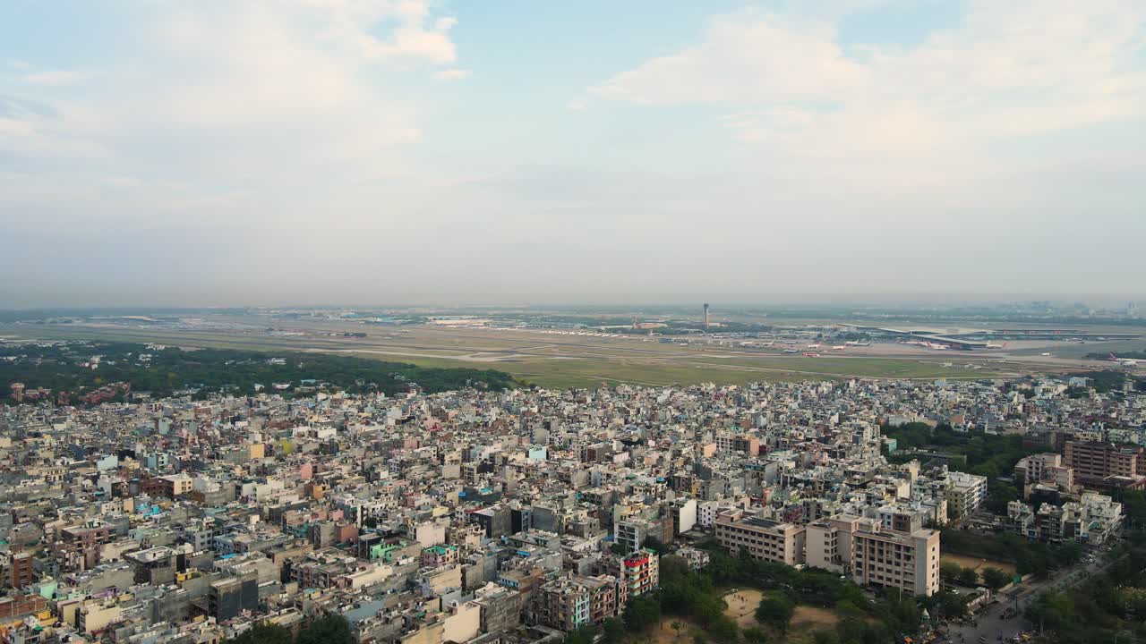 una fotografía aérea impresionante de dwarka, delhi, que muestra la mezcla de modernidad y verdor en la ciudad.