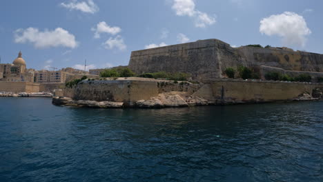 Una-Vista-Impresionante-Del-Impresionante-Paisaje-Urbano-De-La-Valeta,-Malta,-Desde-Un-Barco-En-El-Agua