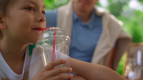 Un-Chico-Lindo-Bebe-Jugo-Con-Un-Trazo-De-Cerca.-Niño-Alegre-Prueba-Bebida-Fresca.