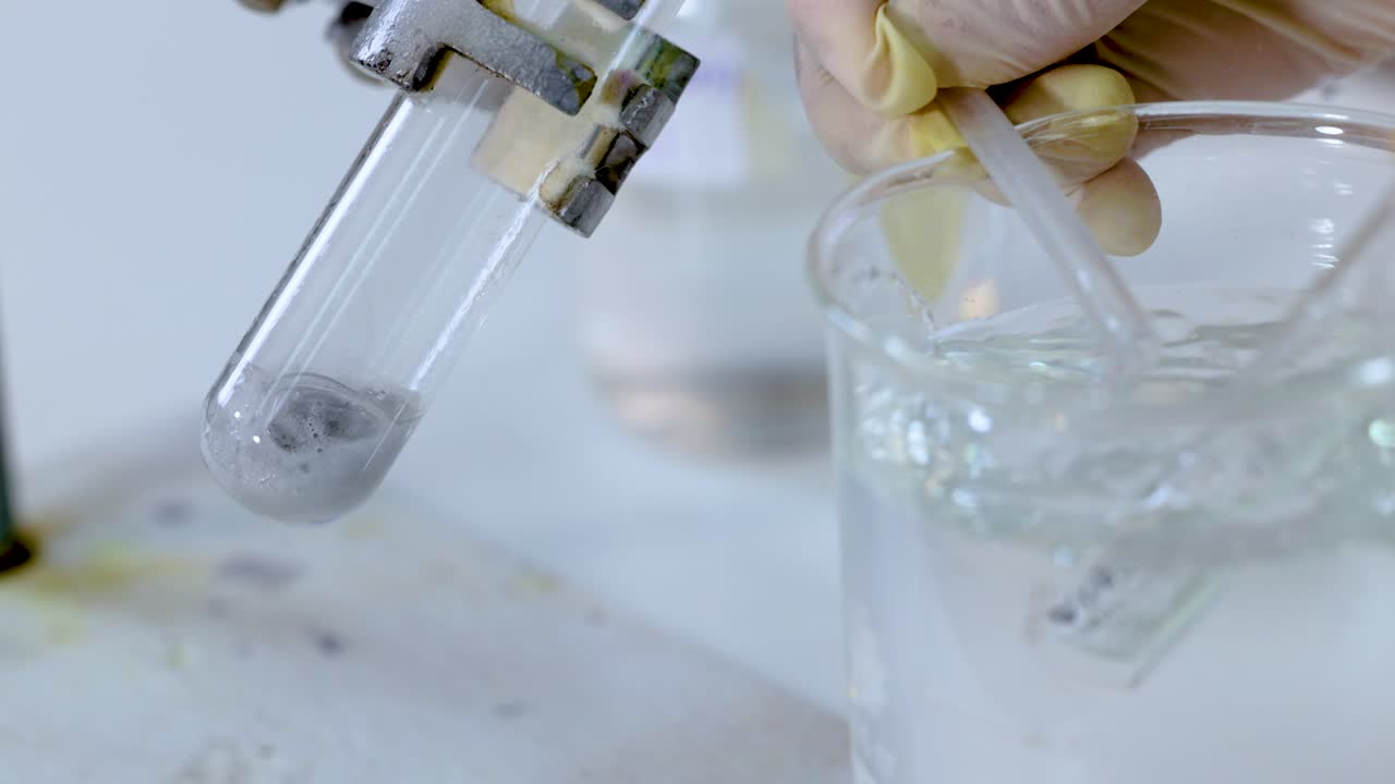 reacción química que produce burbujas de gas en el líquido