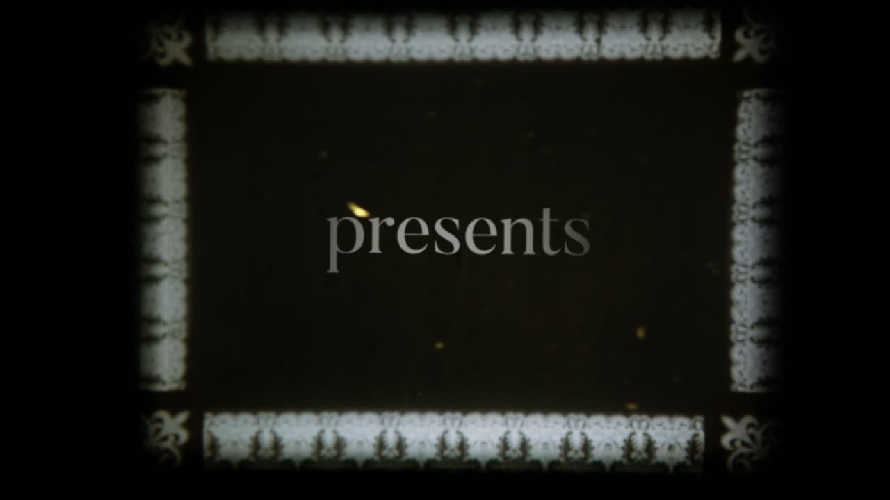 Fotogramma di un vecchio proiettore cinematografico con la scritta 'Presenta'