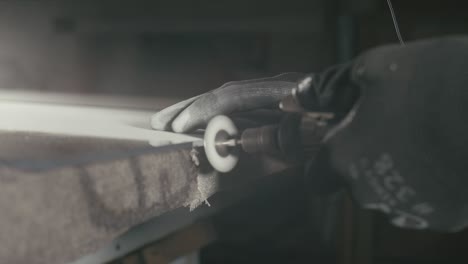 corte y procesamiento de vidrio para puertas de chimenea. cortador de vidrio circular. trabajador corta vidrio con diamante de corte de vidrio.