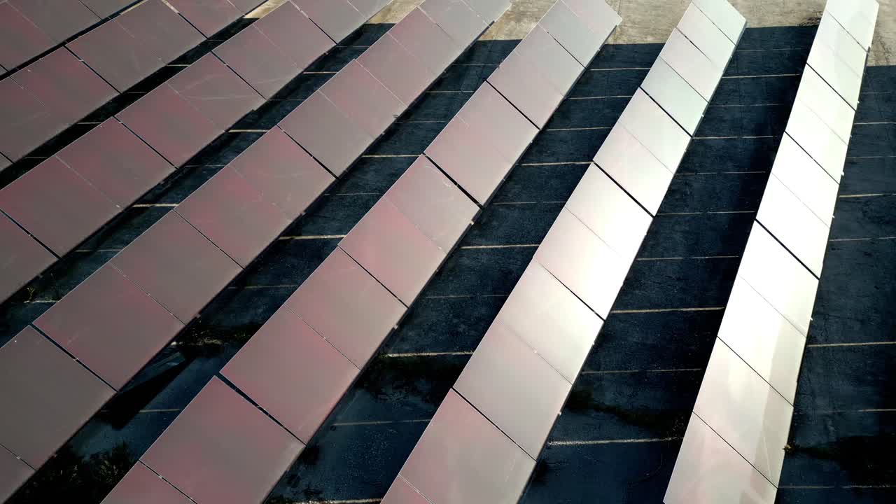 tecnología moderna de generación de energía de paneles solares brilla en la luz del sol drone