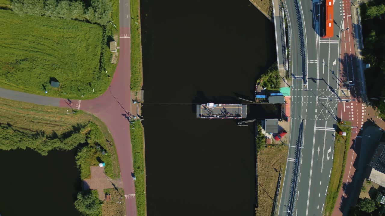 여행자, 관광객, 통근객 을 다른 해안 으로 운반 하는 네덜란드 의 페리