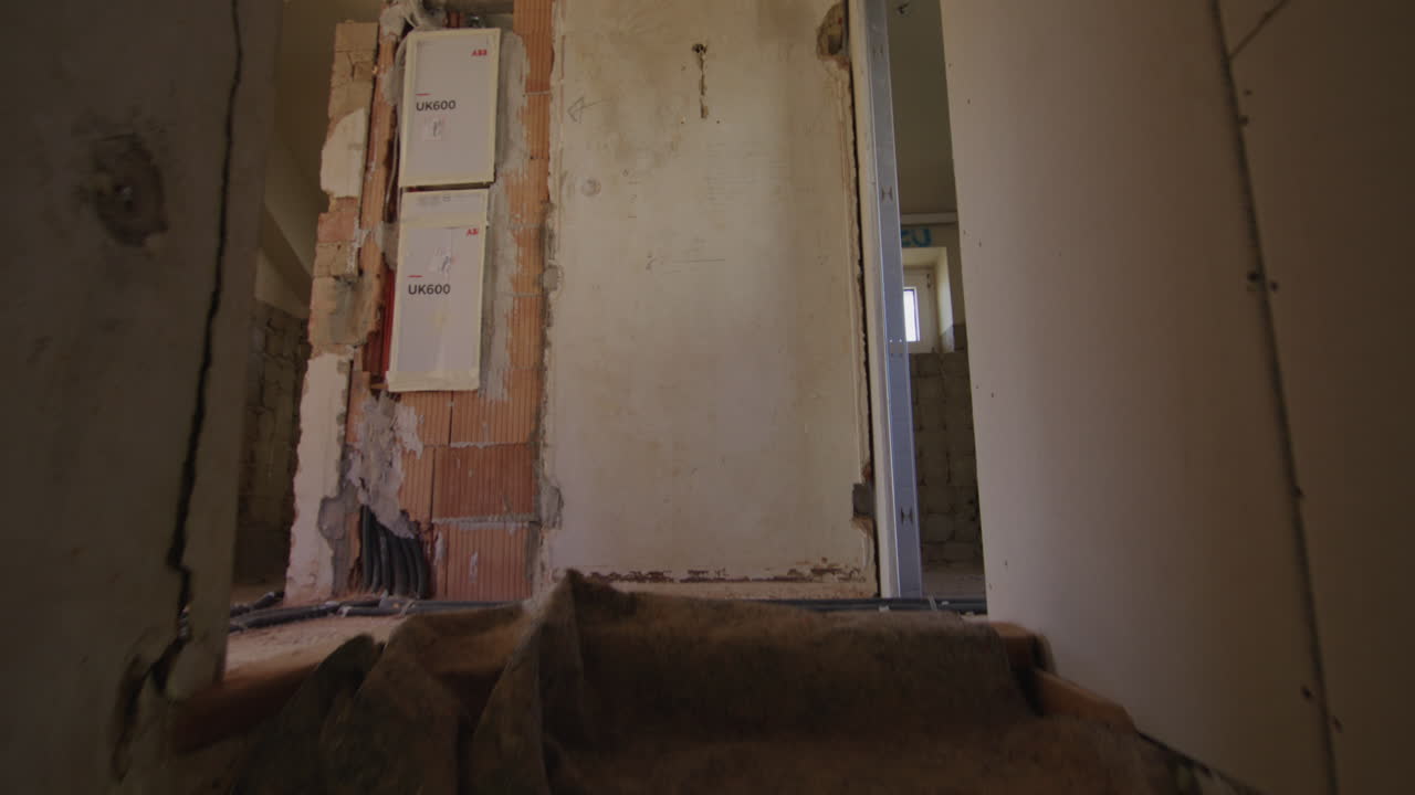 건설 현장에서 위층으로 올라가는 사진