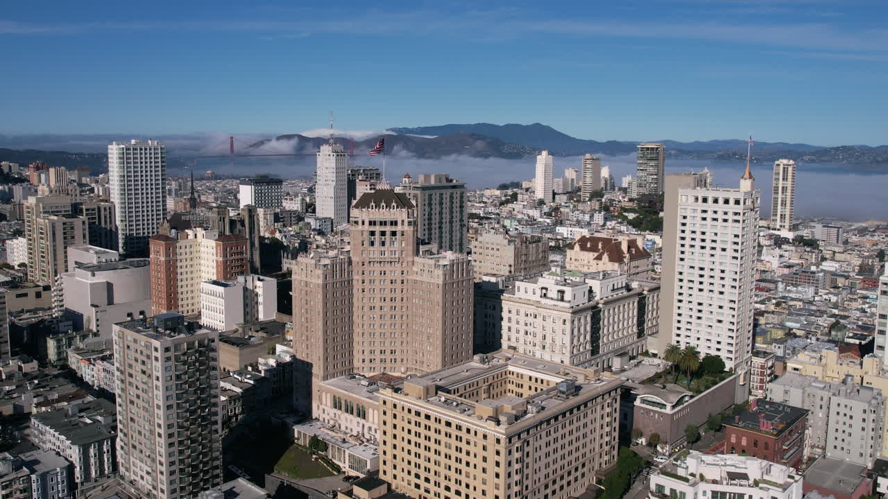 san francisco, estados unidos, vista aérea de los edificios del barrio de nob hill en el centro con el puente golden gate en el fondo