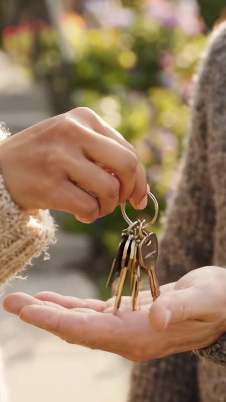 Un'interazione calda e gioiosa tra vivaci fioriture da giardino, catturando l'essenza della connessione e della bellezza della natura con una luce naturale soffusa.