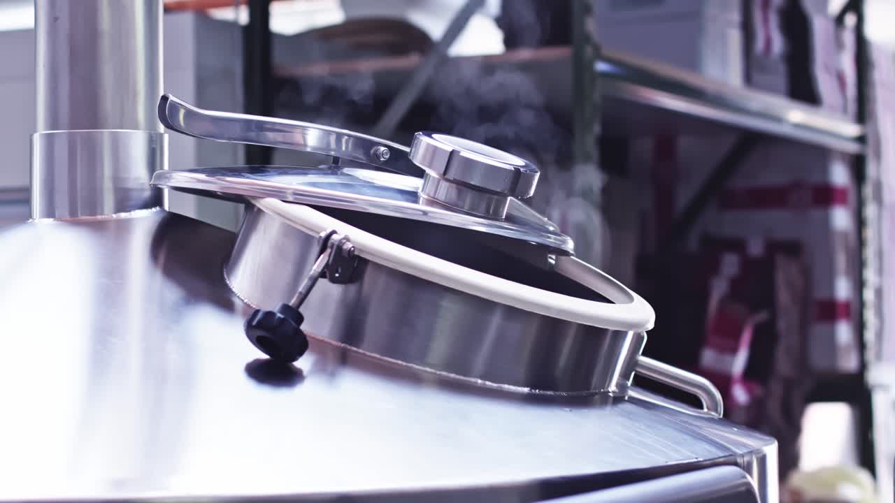 puerta abierta de tina grande en fábrica de cerveza