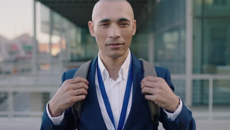 retrato de un hombre de negocios sonriente de pie en la ciudad exitoso pasante corporativo