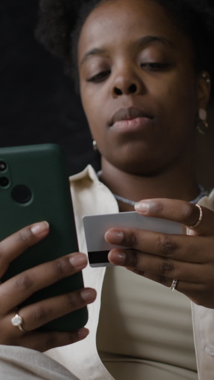 mujer que utiliza un teléfono inteligente y una tarjeta de crédito para comprar en línea