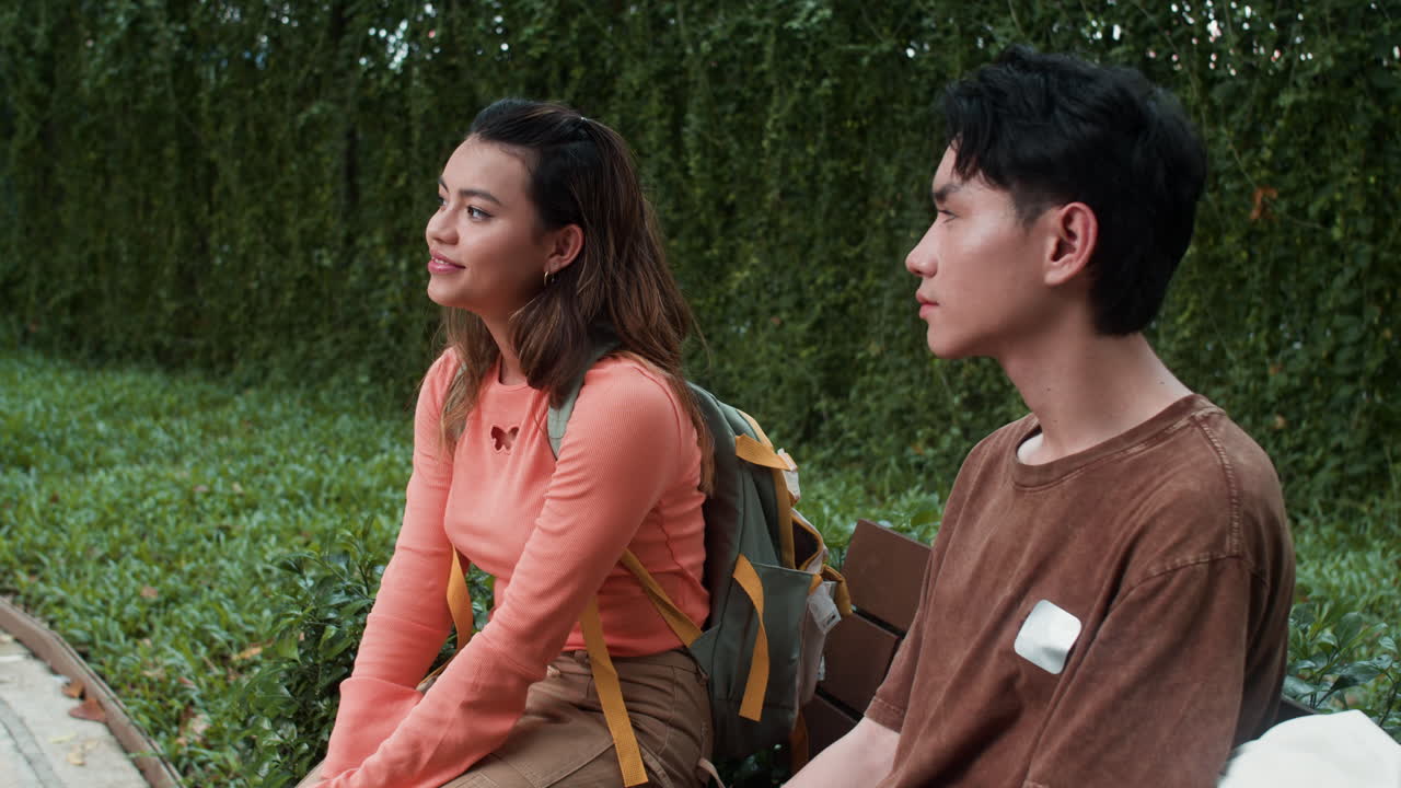 adolescentes asiáticos enamorados