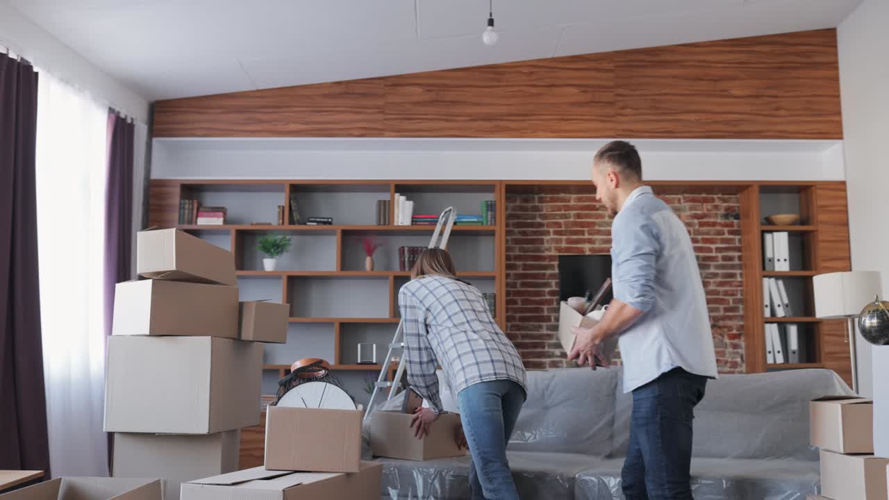 새로운 아파트에 상자를 들고 있는 젊은 부부, 새로운 숙박 시설 또는 임대 아파트, 이송 날 행복한 주택 소유자 초상화, 부동산 및 임대 개념, 젊은 가족을 위한 대출, 주택담보대출