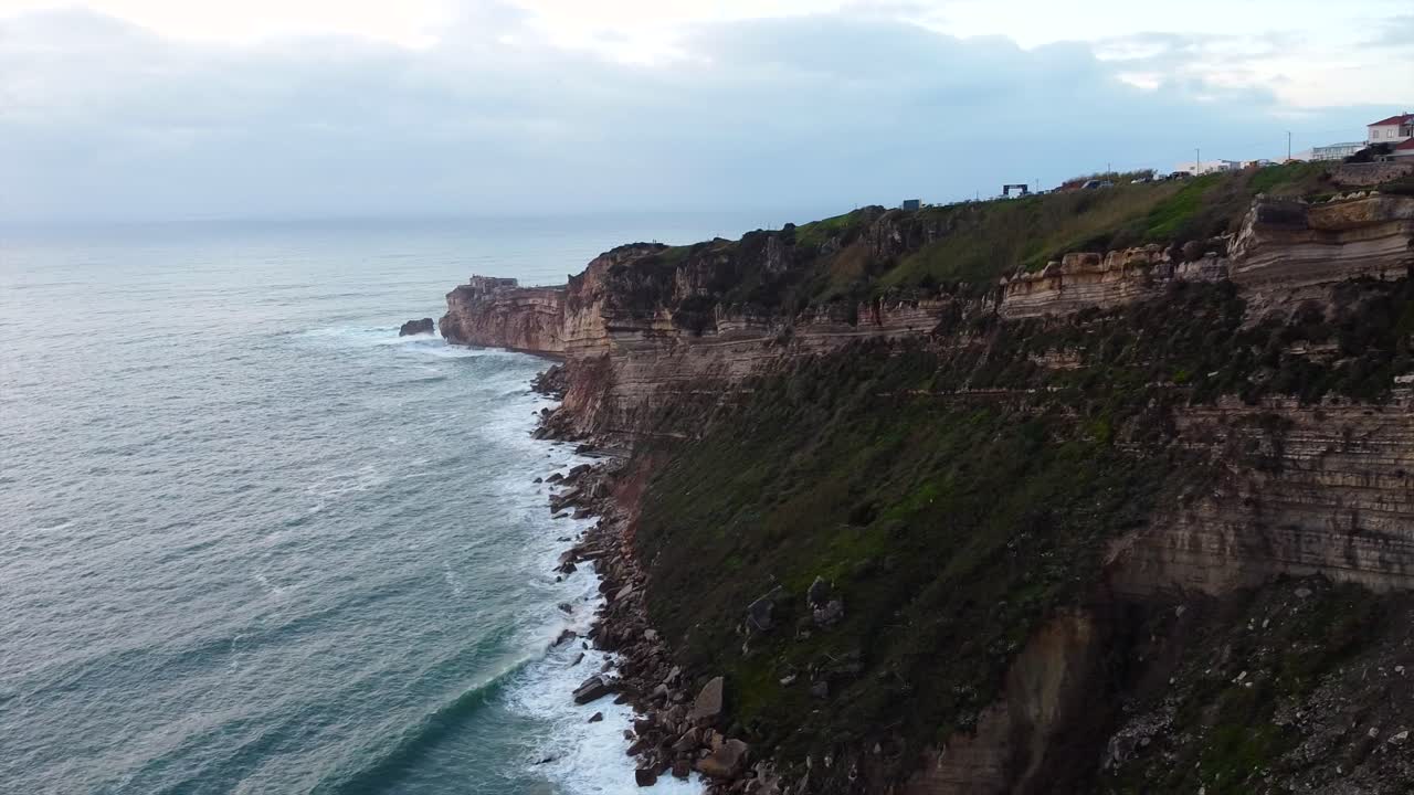 vista aérea del borde del acantilado del mirador de nazare en portugal