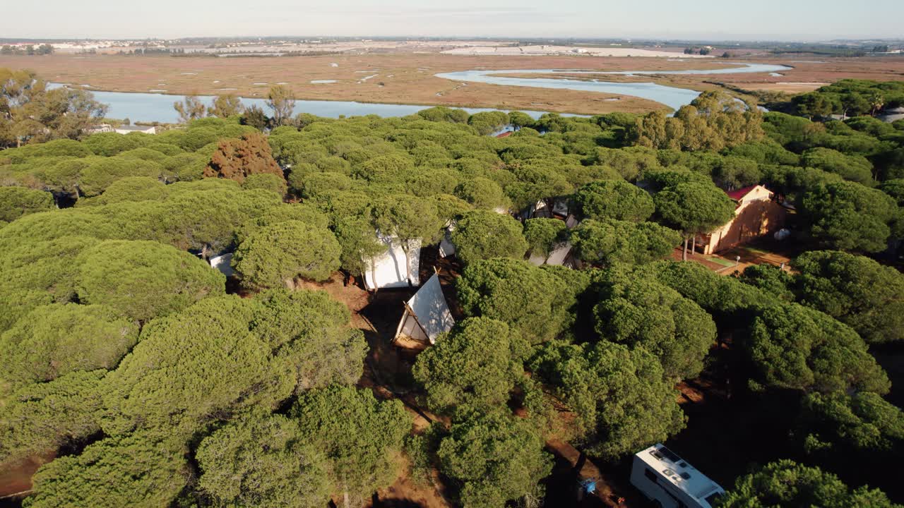 캠핑에 햇볕이 잘 드는 tipi 텐트