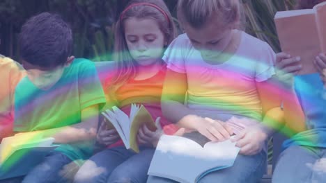 niños leyendo cuadernos sentados en un banco