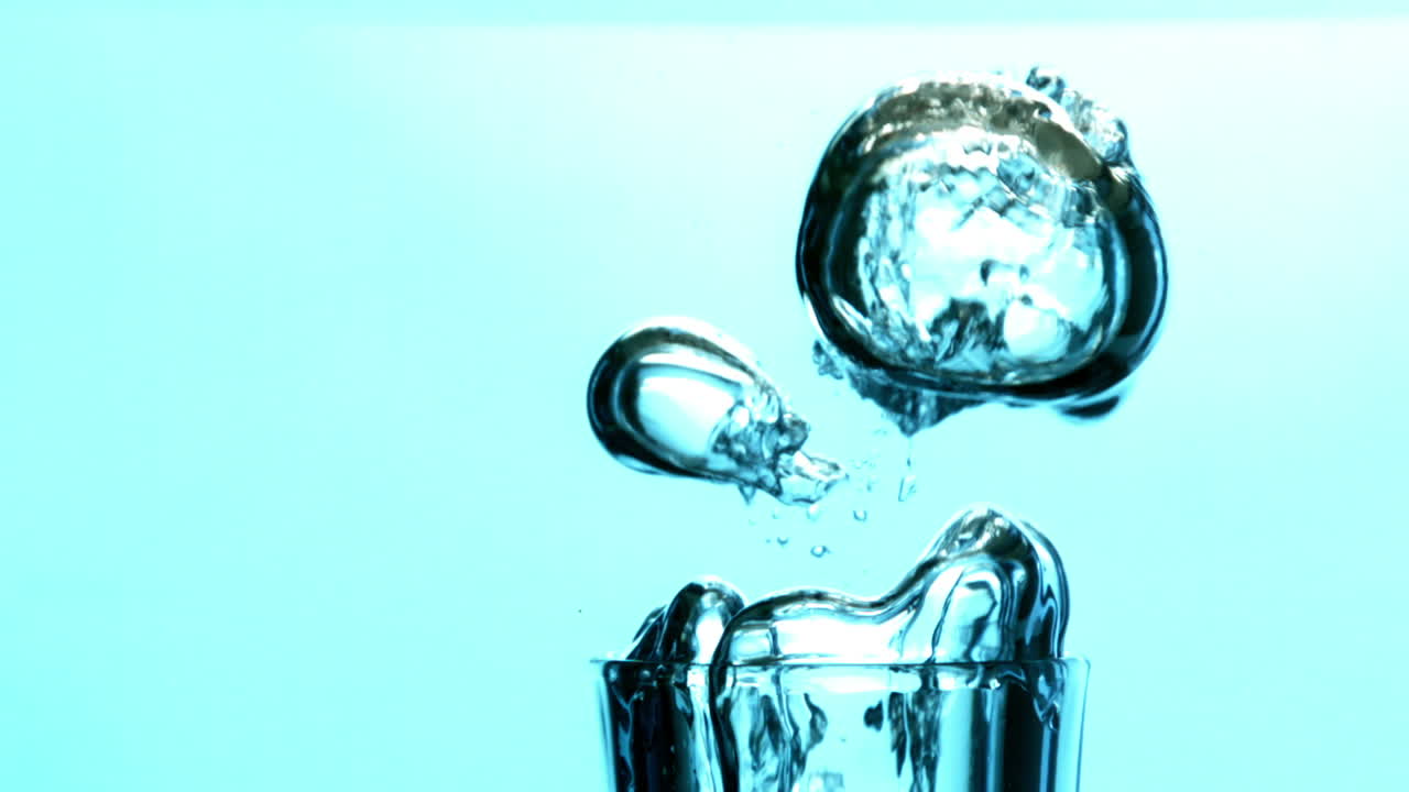 유리가 파란 물에 떨어지는 것