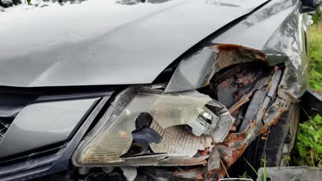 coche gris dañado después del accidente