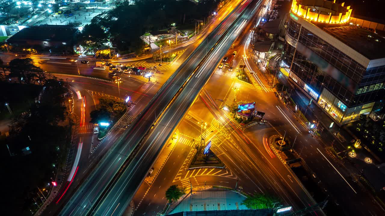 밤에 메트로폴리스 시내의 바쁜 고속도로 교차로의 시간 지연