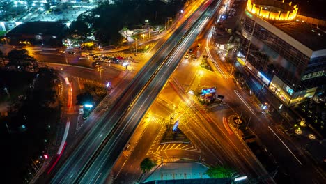 Zeitraffer-Einer-Stark-Befahrenen-Autobahnkreuzung-Im-Stadtzentrum-Der-Metropole-Bei-Nacht