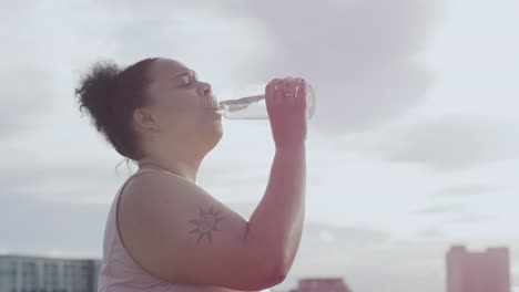 Plus-Size-Frau-Trinkt-Wasser-Aus-Der-Flasche