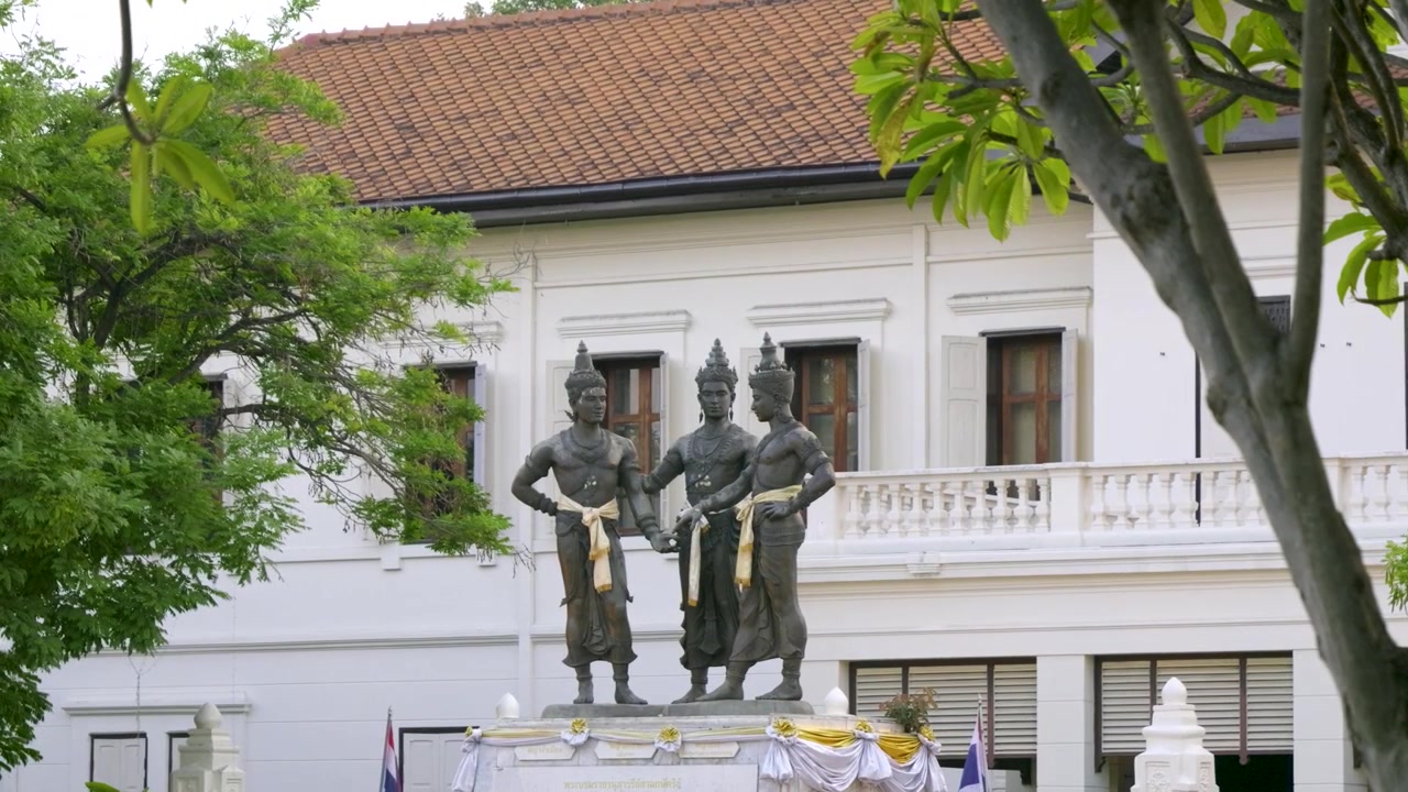 Famoso monumento dei tre re a Chiang Mai, Thailandia. Inquadratura lunga a mano libera.