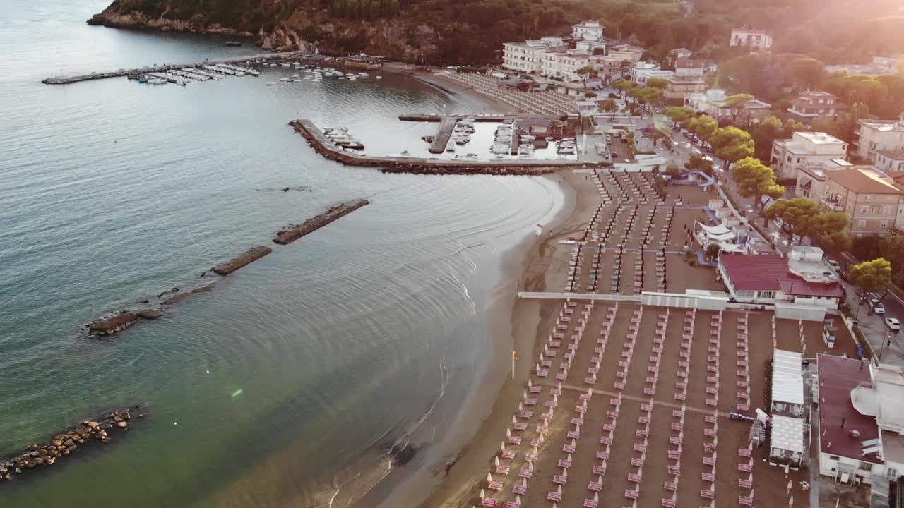 vuelo con drones sobre la playa de la bahía de scauri full hd 50 fps