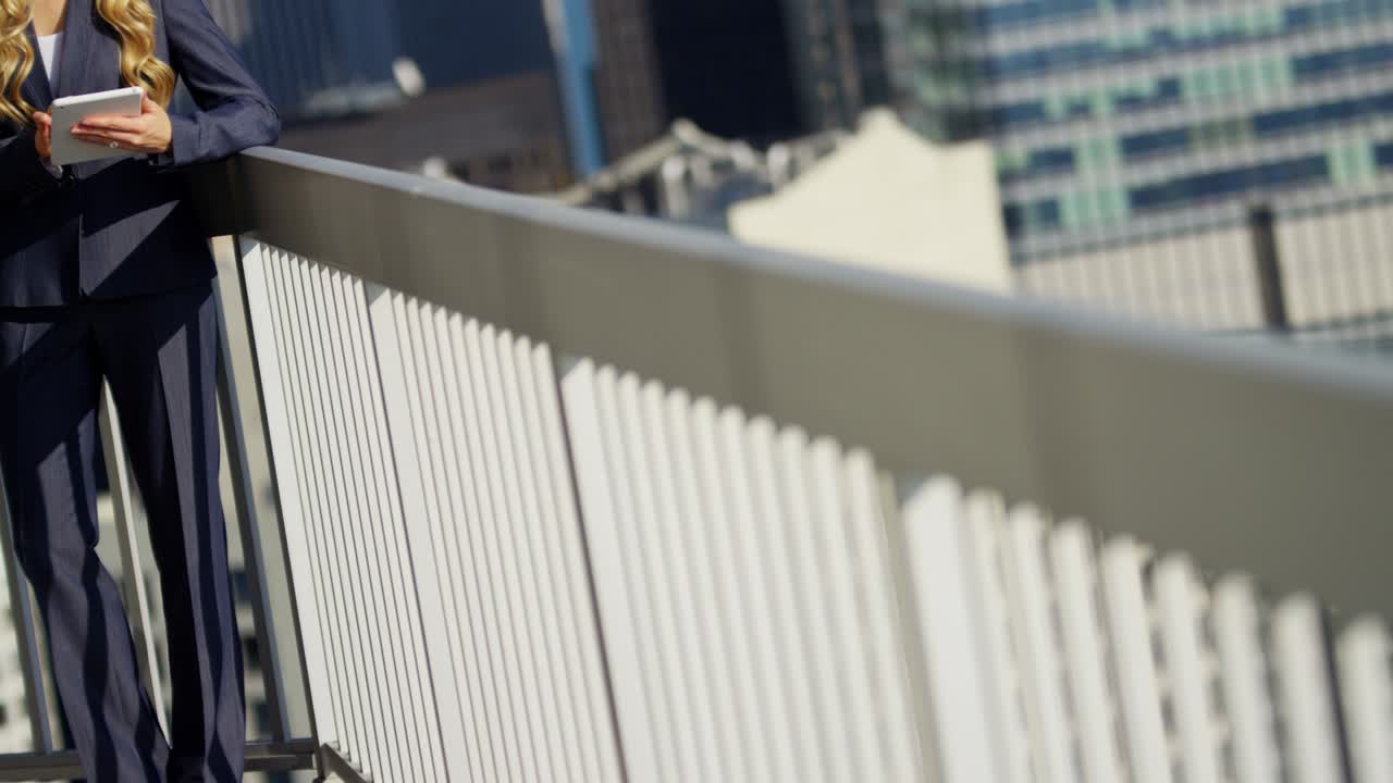 지붕에 태블릿을 사용하는 백인 사업가 여성의 초상화