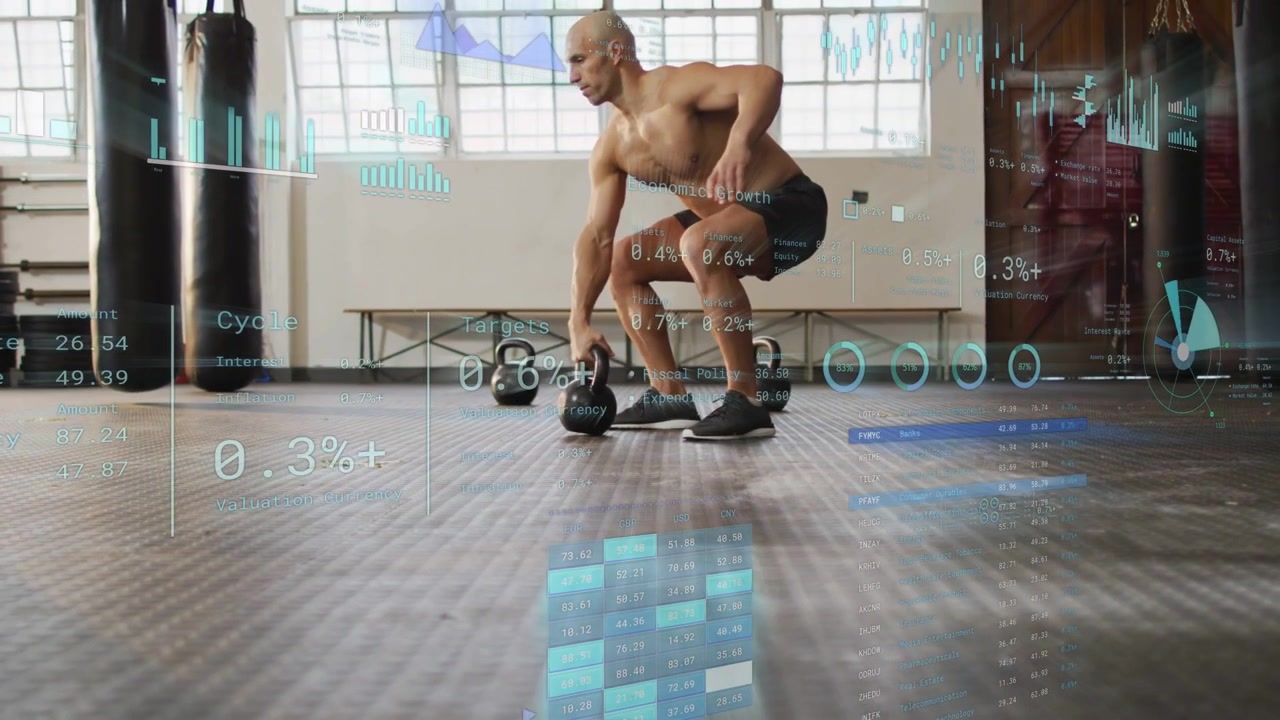 Uomo che afferra un kettlebell e lo solleva in un clean a braccio singolo, mentre l'overlay HUD sull'uomo traccia i parametri di allenamento.
