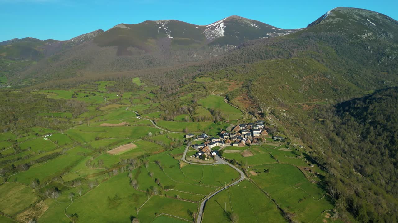pintorescas montañas de ancares y el pueblo de piornedo en españa - toma aérea de un dron