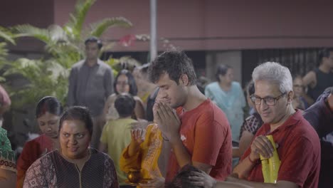 Cerca-De-Personas-Celebrando-El-Festival-Hindú-De-Holi-Con-Hoguera-En-Mumbai,-India-10