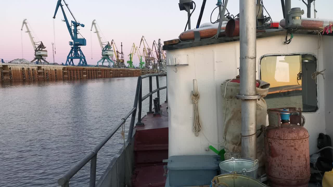 항구에서 해가 뜨는 것