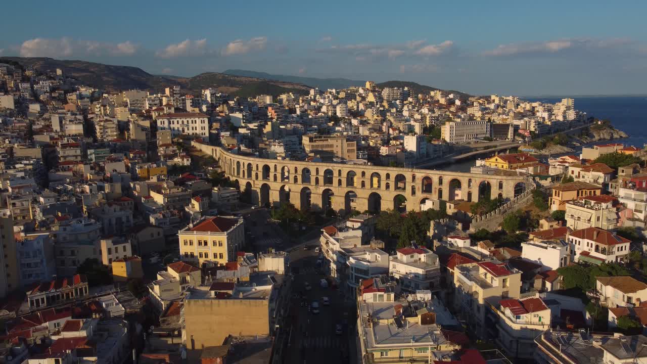 그리스 카발라 의 고대 로마 수로 위 에서 해 가 지는 모습