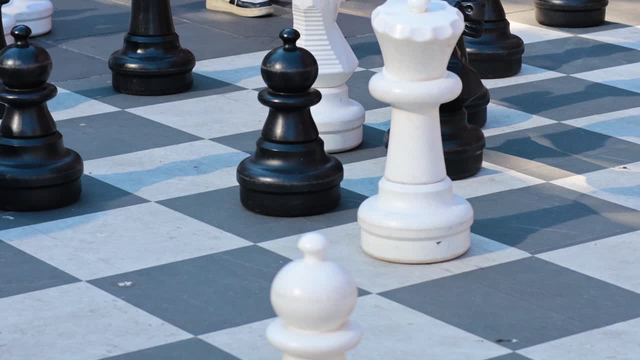 juego de ajedrez al aire libre con piezas grandes