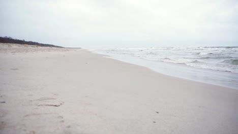 El-Joven-Corre-En-La-Playa-Con-Chándal-Negro