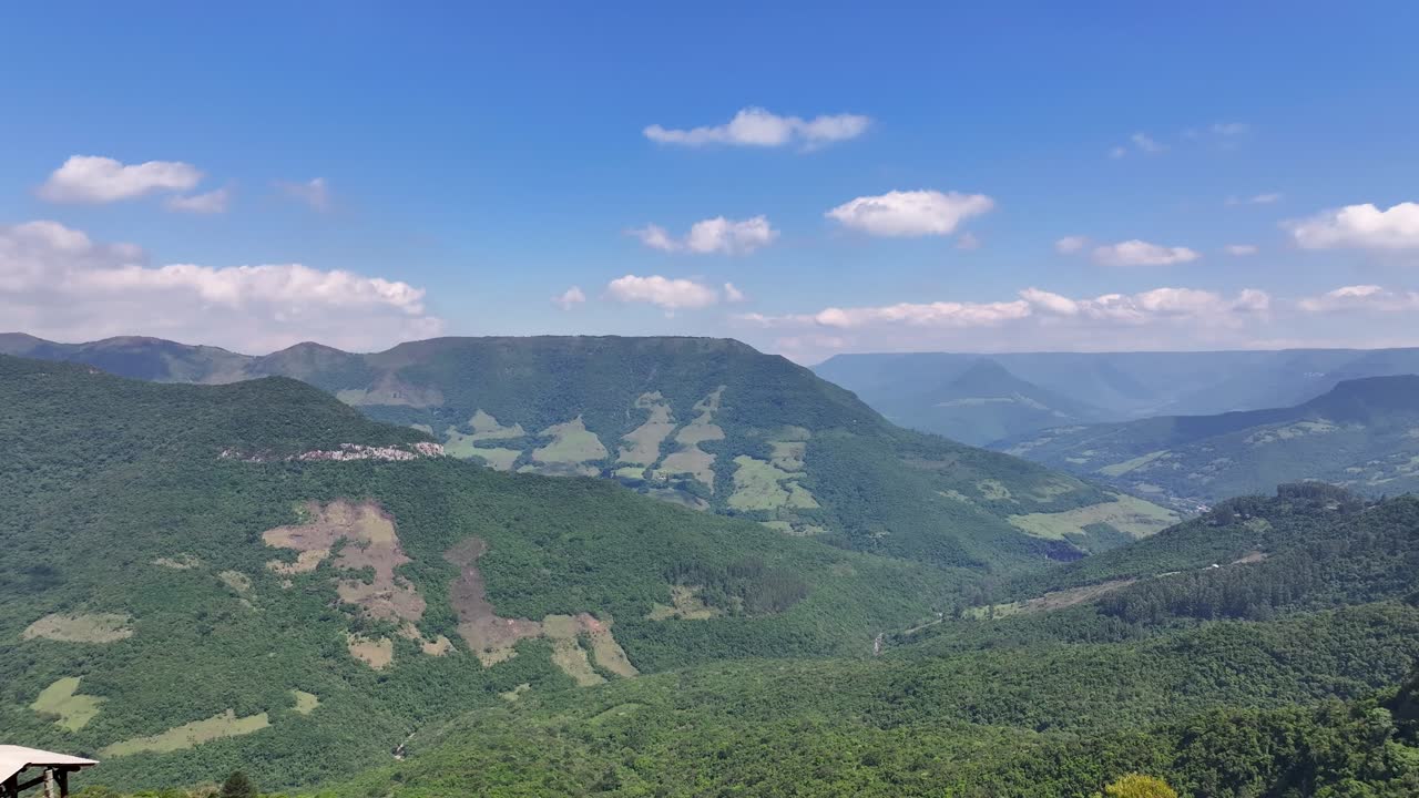 브라질의 리오 그란데 도 술에 있는 이타티의 놀라운 협곡. 고속도로 도로 풍경. 다리 풍경. 도로 여행 배경. 브라질 리오 그랜데 도 셀의 이타티에 있는 놀라운 캐니언.