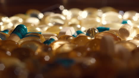 pastillas y cápsulas médicas variadas