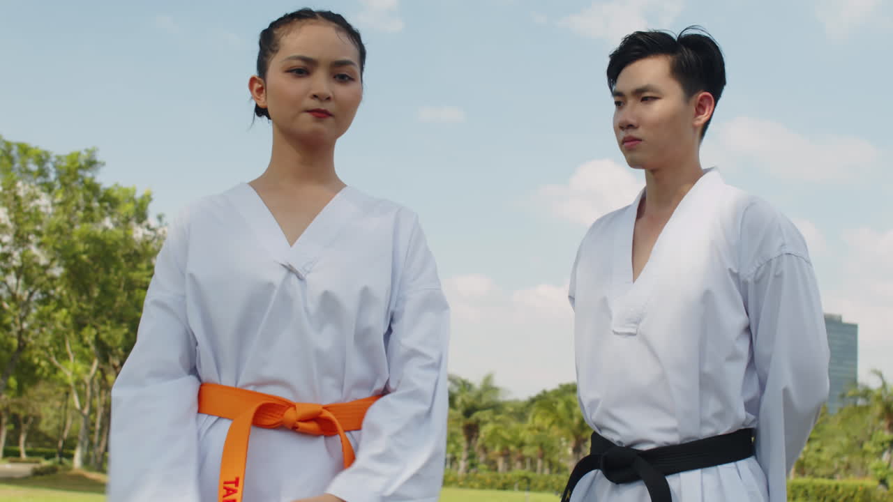 V1-0027_2023.12.14 DI Trung Crossmedia People practising taekwondo00000000.mov