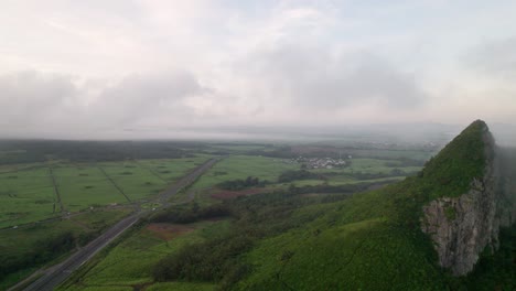 Vista-Aérea-Brumosa-De-Verdún,-Mauricio-Con-Paisajes-Exuberantes-Y-Caminos-Sinuosos,-Temprano-En-La-Mañana