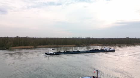 Binnenschiff-Azzurro-Segelt-Bei-Sonnenuntergang-Durch-Die-Stadt-Zwijndrecht,-Niederlande