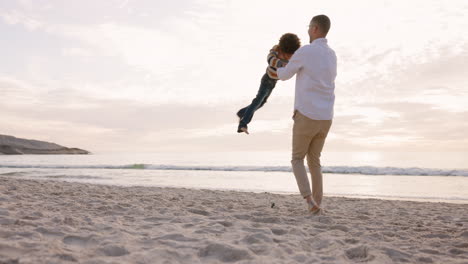 playa, feliz y padre girar niño al aire libre